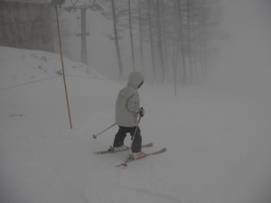 ３日目、吹雪の上にガスってるし・・・
