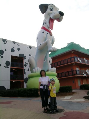 WDW'05、ホテル(モーテル)の中庭には巨大なオブジェがいっぱい。。。 WDW'05、ホテル(モーテル)の中庭には巨大なオブジェがいっぱい。。。