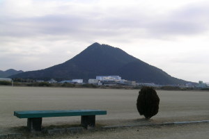 朝の通勤途中、野洲川運動公園から近江富士を。