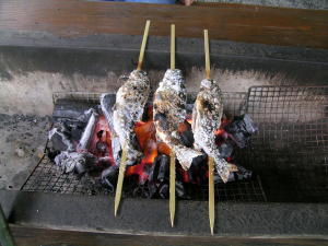 角川、養殖とはいえ炭火と屋外効果でウマウマのニジマス。