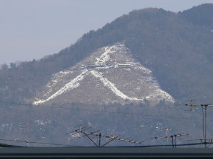 今日の大文字、雪でなぞられて．．．我が家より１９倍撮影。